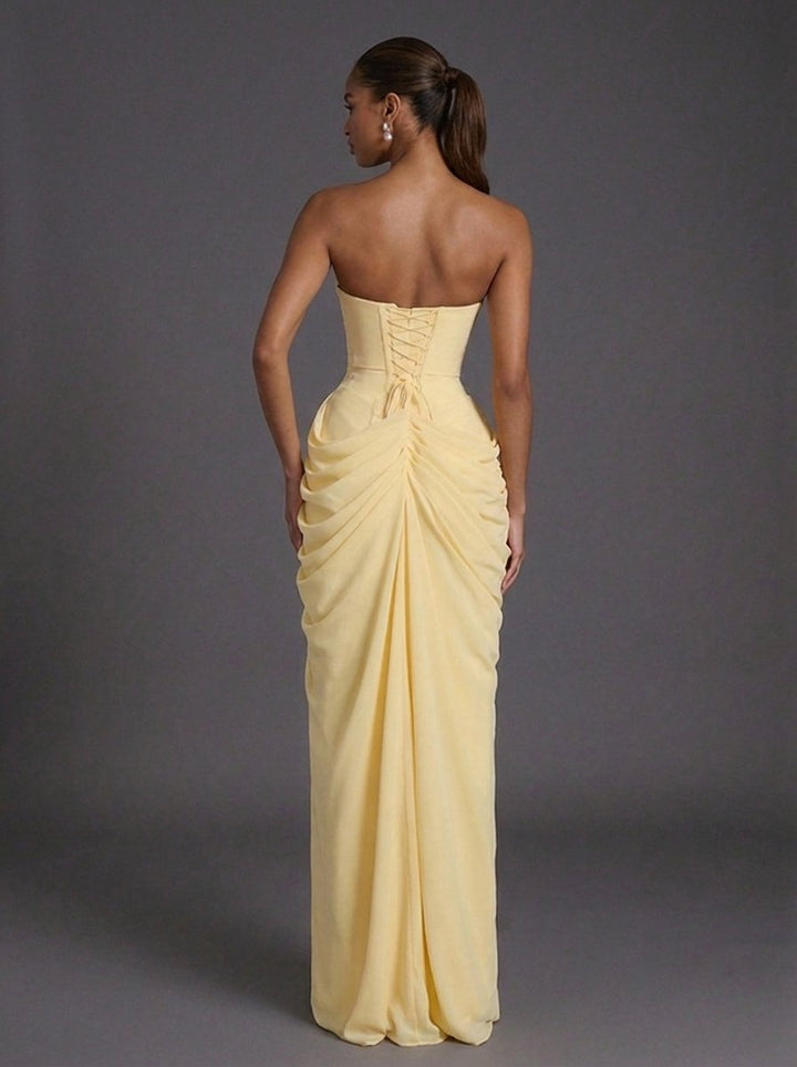 Schmeichelhaftes trägerloses Korsett Maxikleid für Damen, mit stilvoller Raffung für Hochzeitsgäste.