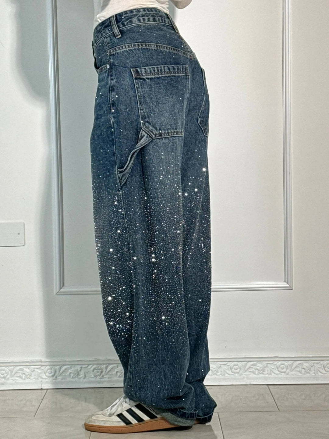 Modische Damenjeans: Weite Ballon-Passform mit glamourösen Strass-Akzenten.