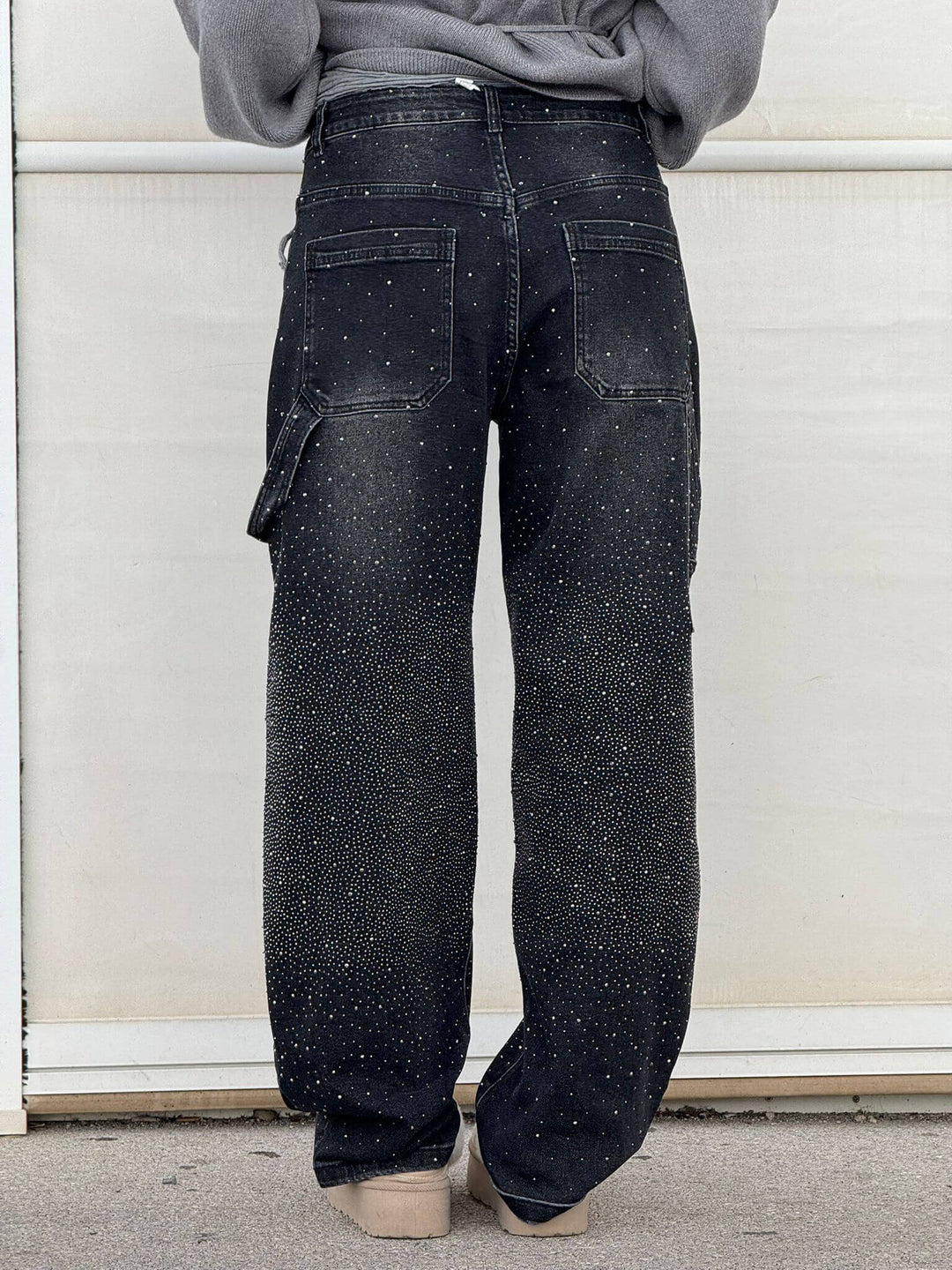 Fashion-Statement: Damen Weite Ballon-Jeans mit funkelnden Strass-Verzierungen.