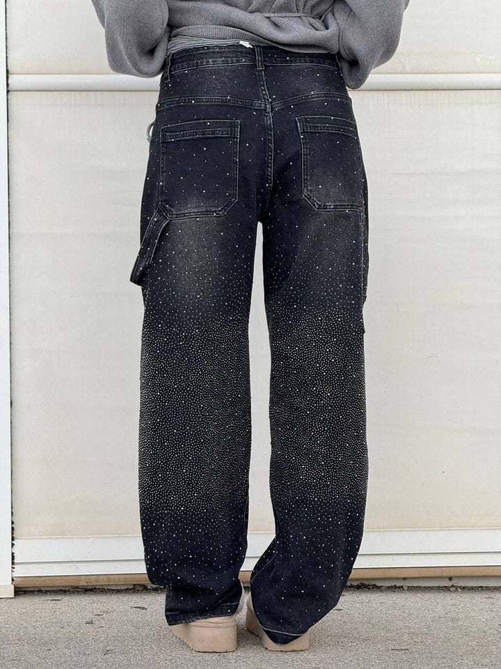 Fashion-Statement: Damen Weite Ballon-Jeans mit funkelnden Strass-Verzierungen.