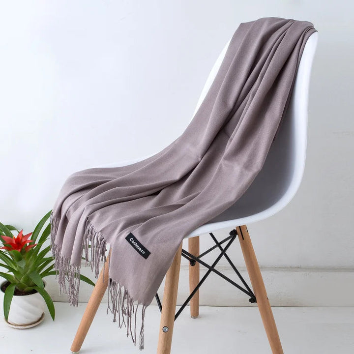 Zeitloser Damen Winterschal mit Fransen, stilvoll und warm, ein Must-have für Wintermode.