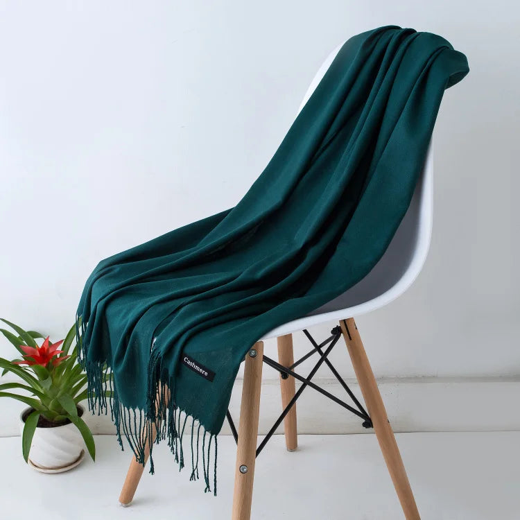 Stilvoller Damen Winterschal aus Polyester mit feinen Fransen, warm und vielseitig.