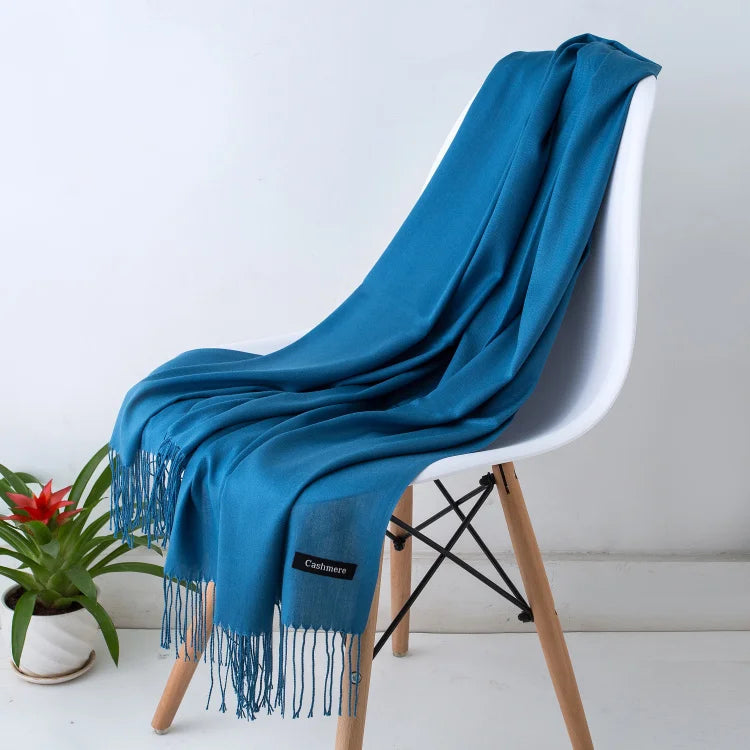 Moderner Damen Winterschal mit Fransen, warm, weich und ein vielseitiges Winter-Accessoire.
