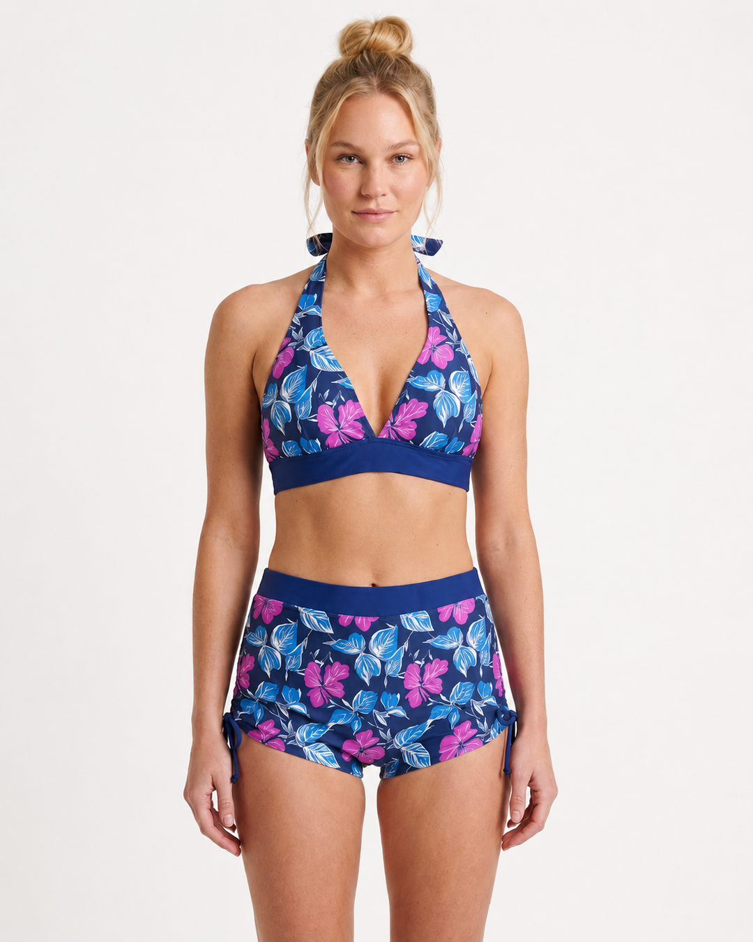 Atmungsaktiver Damen Zweiteiler: Halter Top mit Blumenmuster und figurfreundliche Schwimmshorts für Bademode.