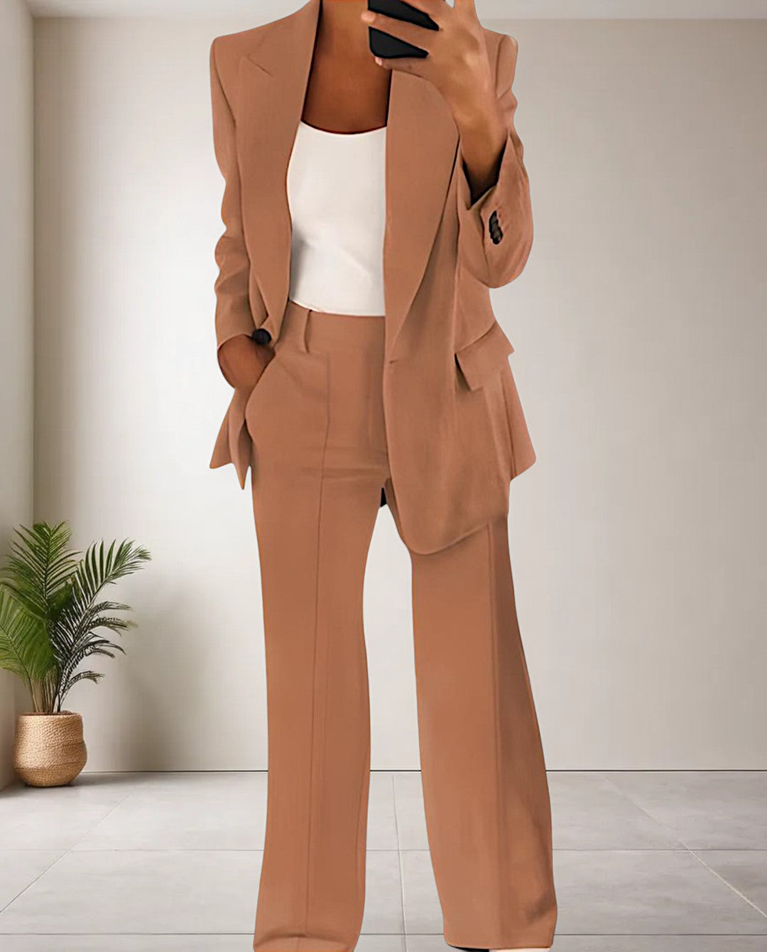 Stilvoller Damen Hosenanzug als Zweiteiler. Perfektes Set für Business-Looks & elegante Herbstmode. Komfortabel.