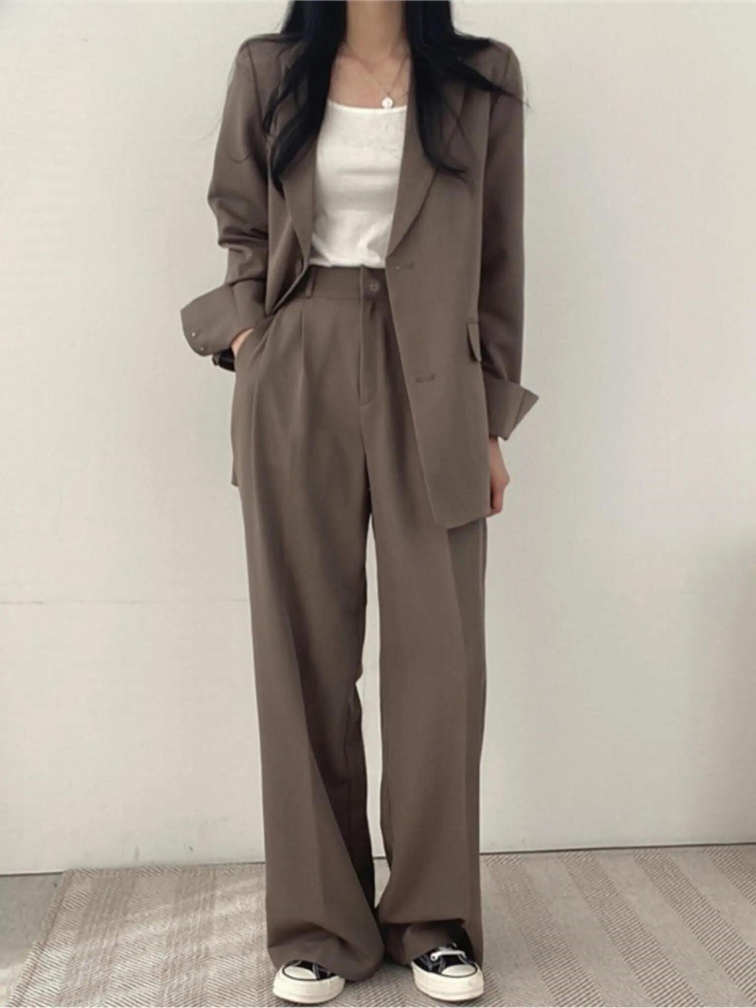 Vielseitiger Damen Business Hosenanzug. Eleganter Zweiteiler für Arbeit, Feiern und stilvolle Alltagsmode.