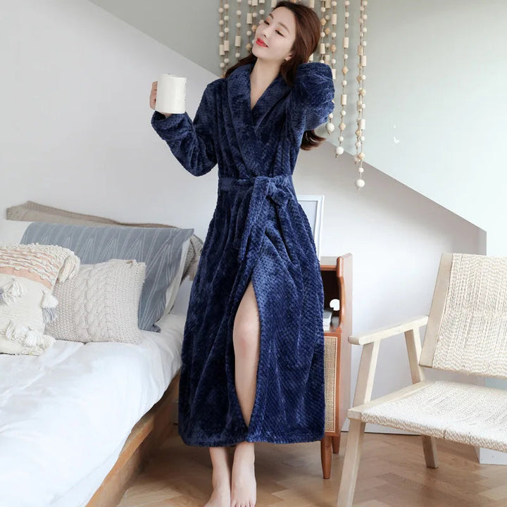 Damen-Loungewear: Flauschiger Bademantel, langarm und warm, für gemütliche Entspannung und Komfort.