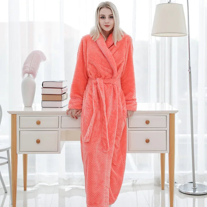 Flauschiger Damen-Kuschelbademantel, super weich und warm, ideal für gemütliche Winterabende als Loungewear.
