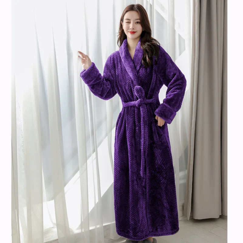 Eleganter Damen-Winterbademantel, flauschig und warm, ideal als gemütliche Nachtwäsche oder stilvolle Loungewear.