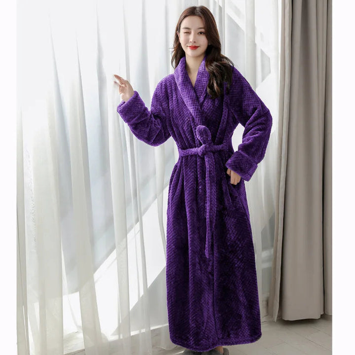 Eleganter Damen-Winterbademantel, flauschig und warm, ideal als gemütliche Nachtwäsche oder stilvolle Loungewear.