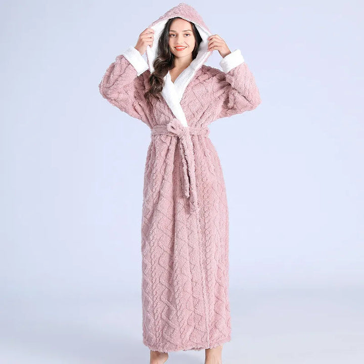 Kuscheliger Damen Bademantel mit Kapuze, ideal für Entspannung & Wellness Zuhause. Weicher Morgenmantel für gemütliche Stunden.