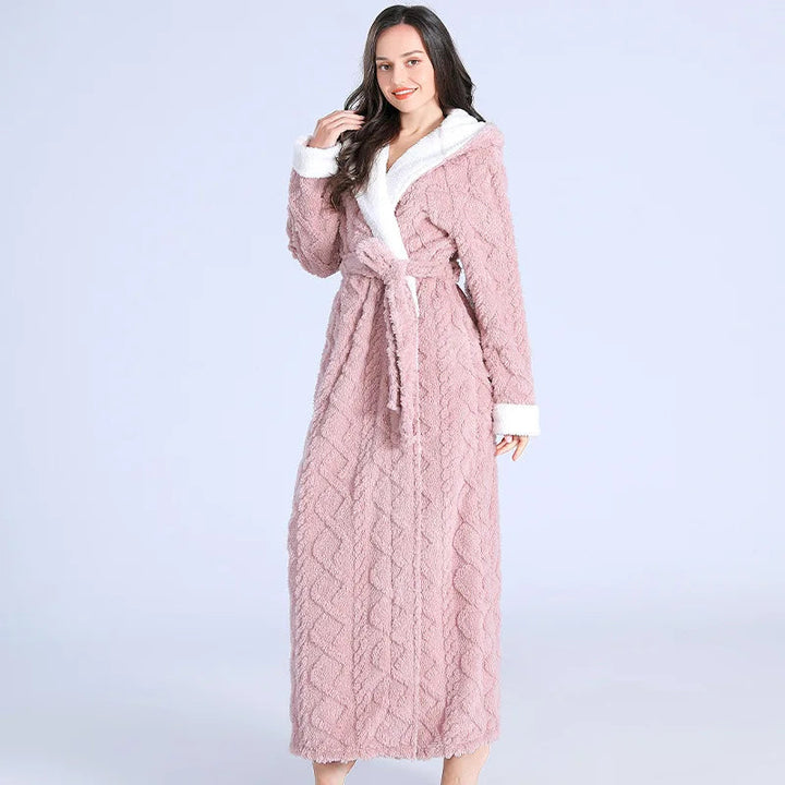 Stilvoller Damen Bademantel aus weichem, warmem Stoff. Gemütlicher Hausmantel mit Kapuze für entspannte Homewear.