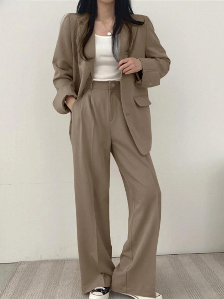 Modisches Damen Outfit. Eleganter Business Zweiteiler mit Blazer und Hose für den professionellen Auftritt.