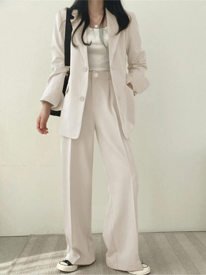 Klassischer Damen Business Anzug. Eleganter Zweiteiler, ideal für zeitlose Eleganz im Büro und bei Anlässen.