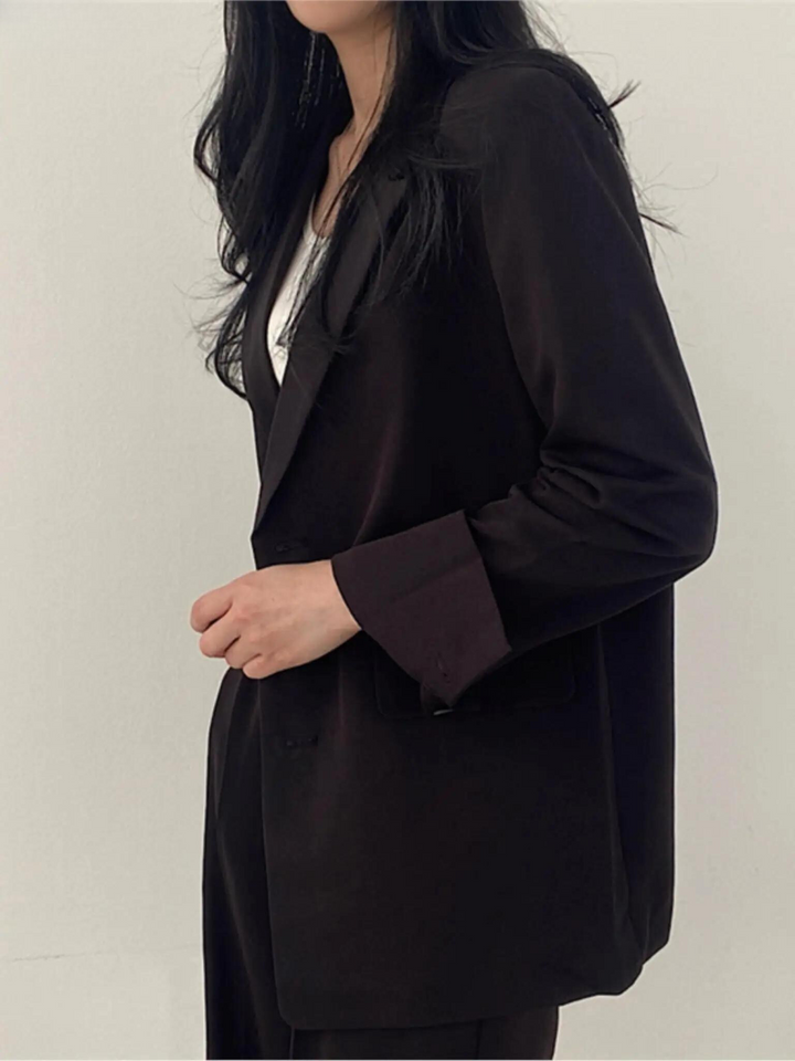 Eleganter Damen Zweiteiler. Zeitloser Hosenanzug für Business und festliche Anlässe, professioneller Look.
