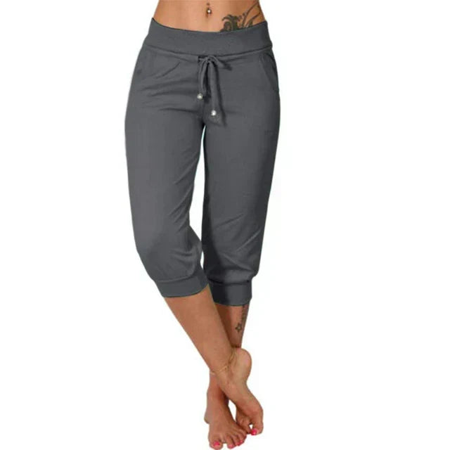 Model trägt bequeme Damen Caprihose, lässig kombiniert, perfekt für Frühlings- und Sommeroutfits.