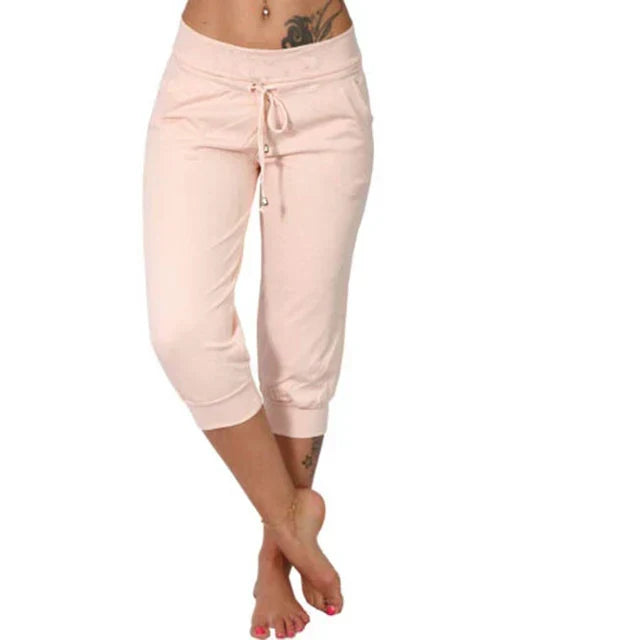 Rückenansicht der figurschmeichelnden Damen Caprihose, bequeme Passform für entspannten Alltagsstil.
