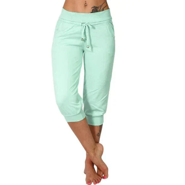 Nahaufnahme der weichen Stoffstruktur einer lässigen Damen Caprihose mit flexiblem Gummibund.