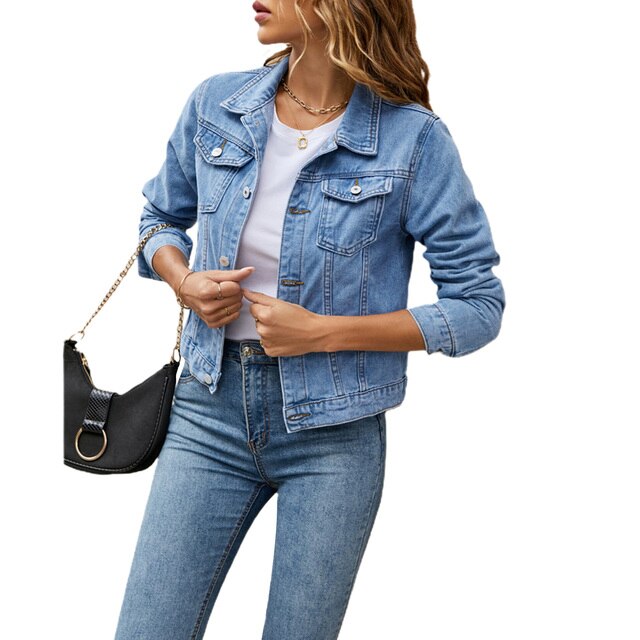 Komfortable Damen Übergangsjacke, ideal für Frühling und Herbst, kombiniert Funktionalität mit modischem Design.