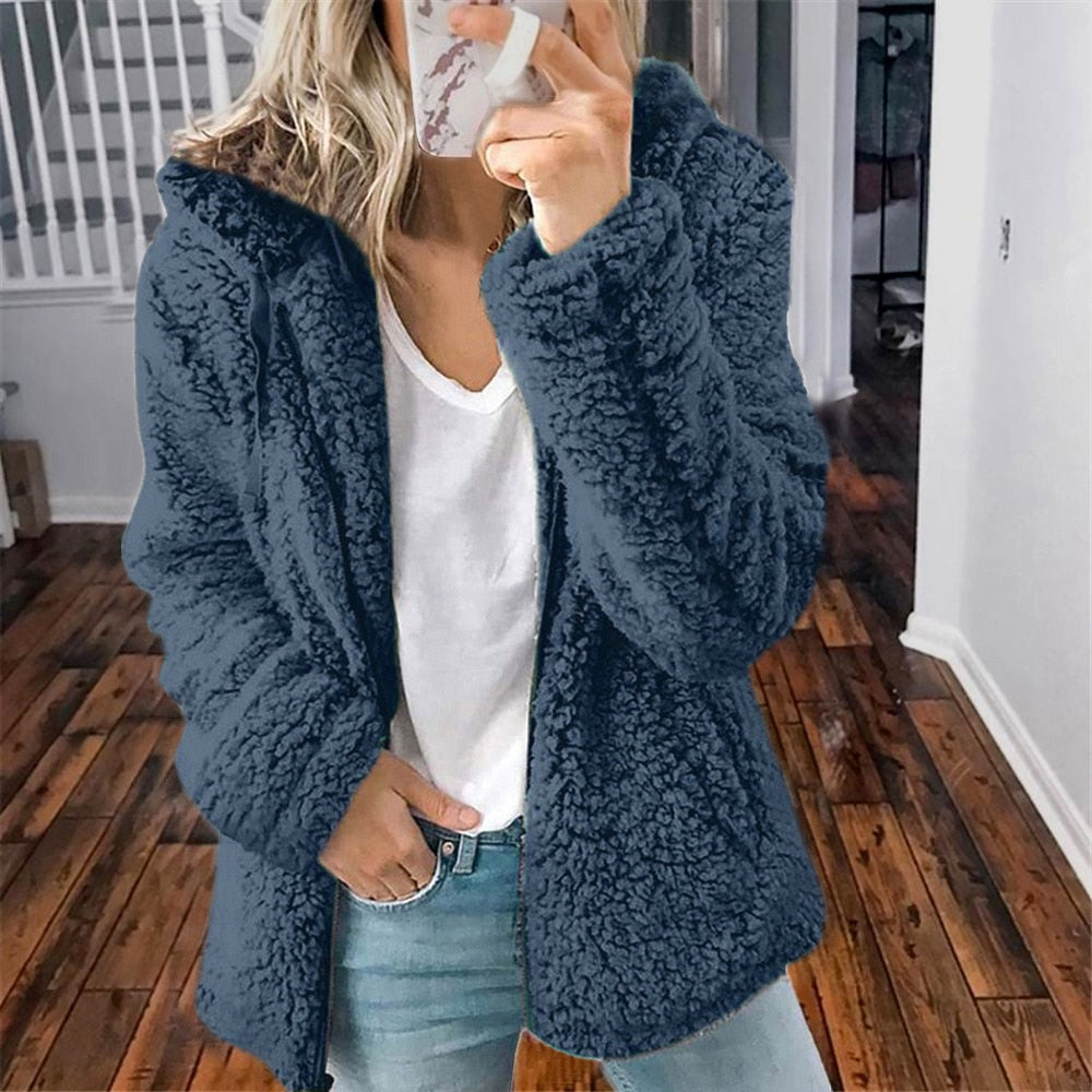 Kuscheliger Sherpa Damen Cardigan mit Kapuze, extra weich & warm. Komfort für den Winter.