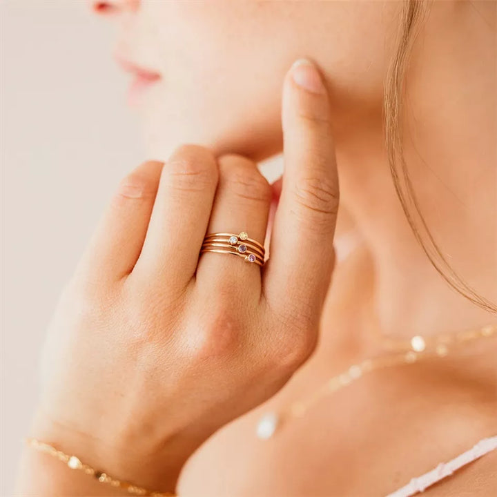 Detailansicht des personalisierbaren Damen Geburtssteinrings, hochwertige Verarbeitung, einzigartiger Edelsteinschmuck.