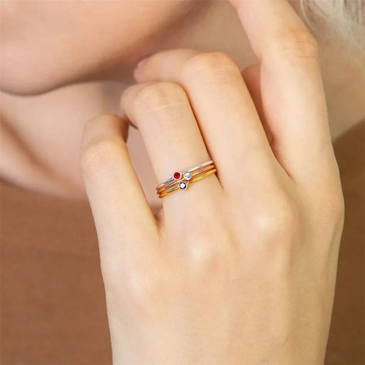 Exklusiver Geburtssteinring, personalisiert als Geburtstagsgeschenk für Damen, liebevolle Geschenkidee.