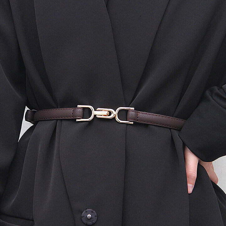 Accessoire Damen: Eleganter Schmalgürtel mit goldener Schnalle, optimal für Kleider.