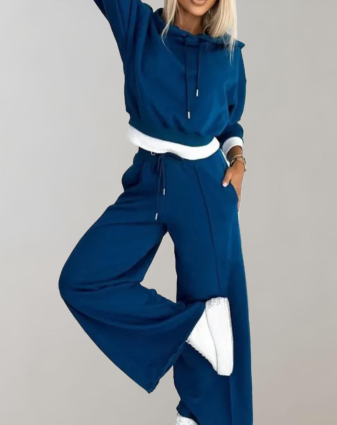 Stilvolles Damen Casual Outfit: Komfortables Set mit Kapuze & weiter Hose für entspannte Tage.