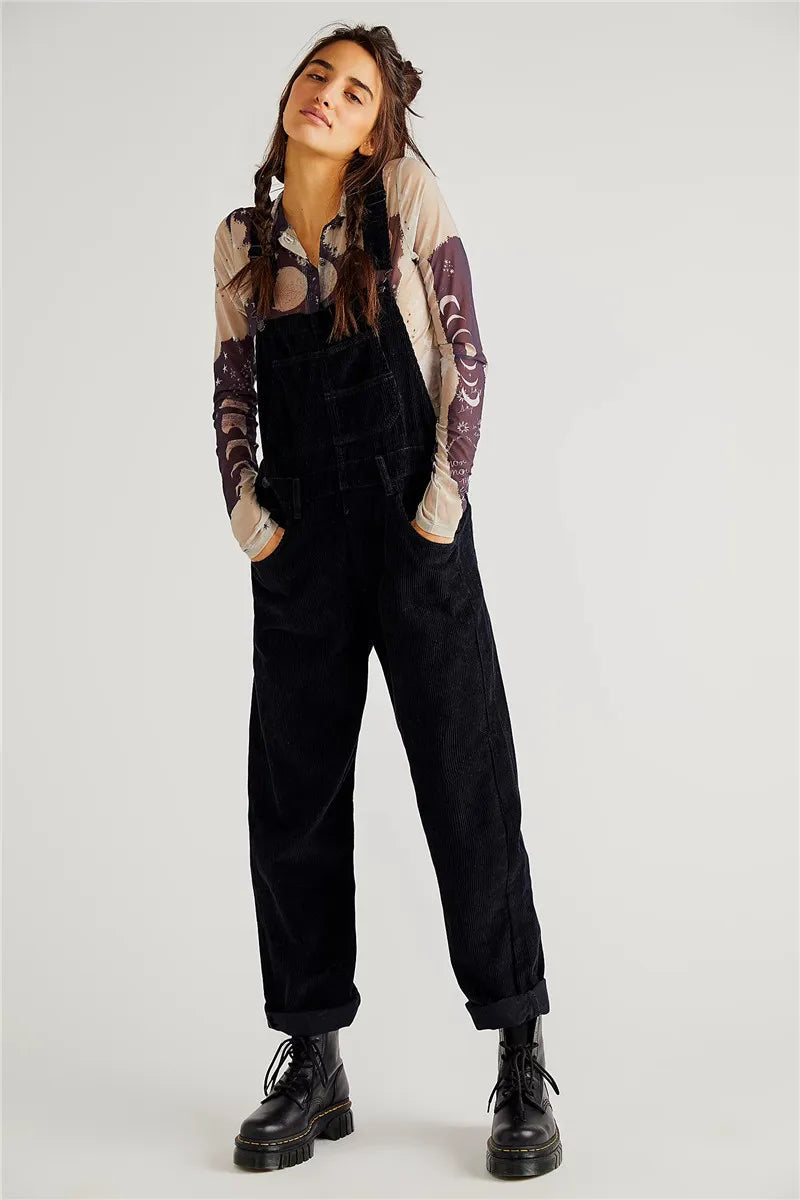 Nahaufnahme der Damen Vintage Cord Latzhose; Detail des weichen Cordstoffs, der Träger und Taschen. Herbstmode.