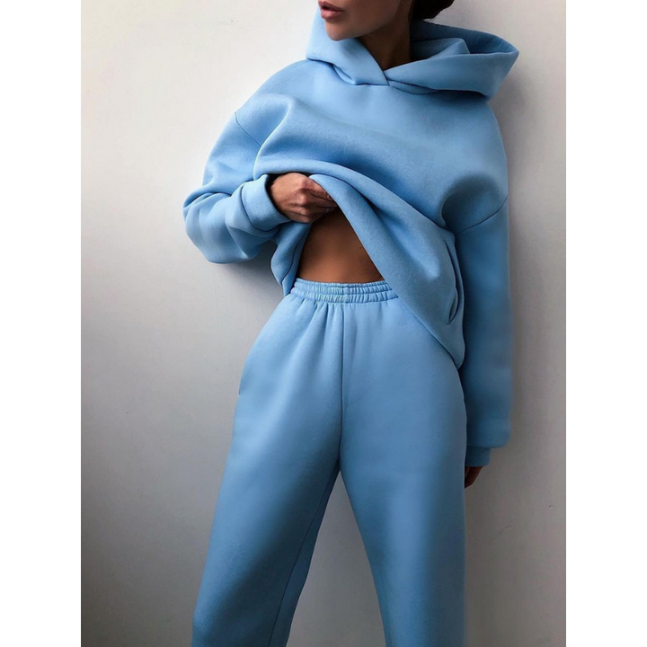 Detailaufnahme des gemütlichen Damen Hoodies vom Oversized Jogginganzug, perfekt für kühle Tage.