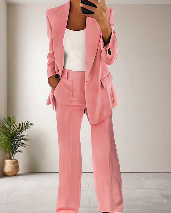Elegante Anzugjacke des Damen Hosenanzugs. Klassischer Schnitt für Business, Büro & Frauen Mode im Herbst.