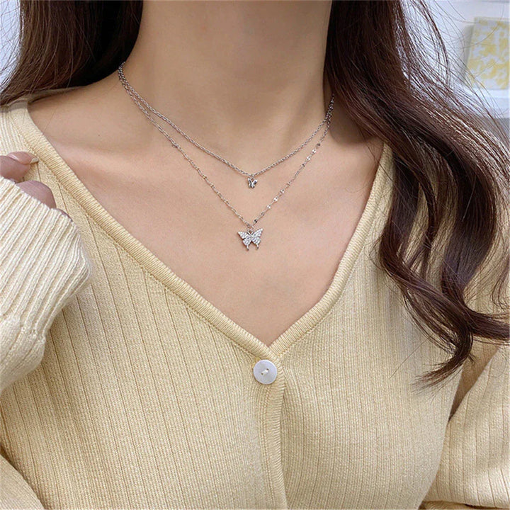 Mehrschichtige Silberkette mit Zirkon-Schmetterlingsanhänger, ein edles Damen-Accessoire.