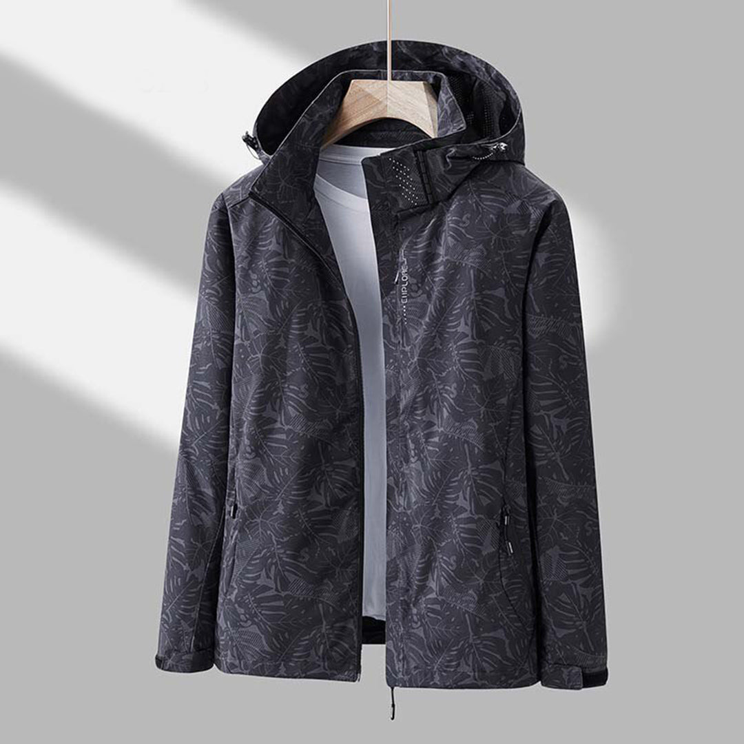Detailaufnahme der winddichten Damenjacke mit Kapuze, Reißverschluss und Taschen. Praktische Übergangsjacke für Frauen.
