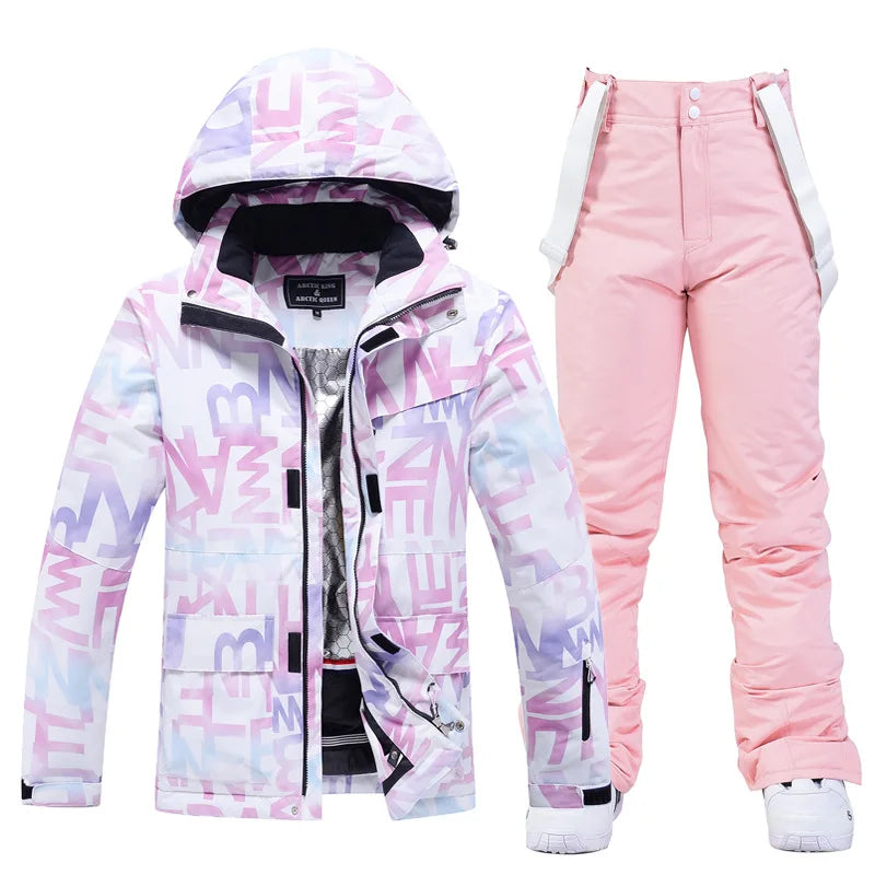 Outdoor-Skibekleidung für Damen: Der Aurora Skianzug, bereit für Schnee und Abenteuer.