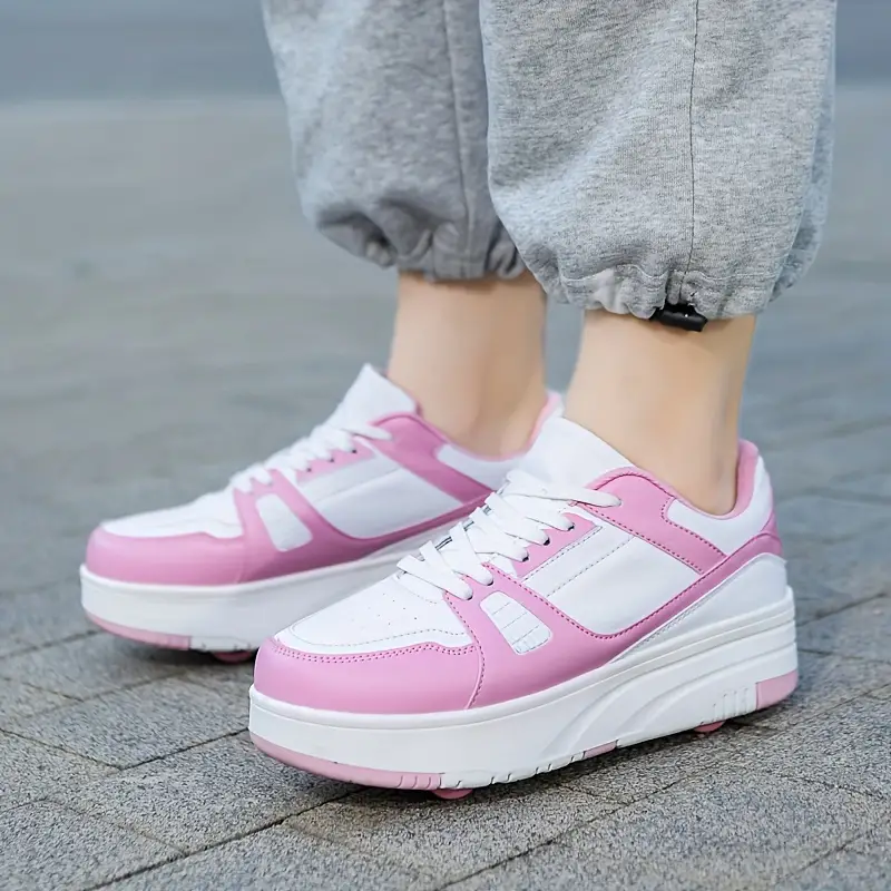 Detailansicht der Kinder Rollschuhe: Robuste Konstruktion & abnehmbare Räder für vielseitigen Einsatz.