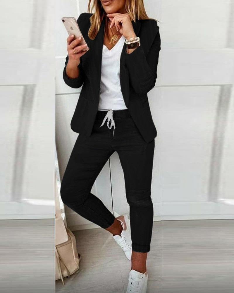 Eleganter Damen Anzug Zweiteiler in Schwarz, perfekt für Business & Freizeit. Stilvolle Damenmode.