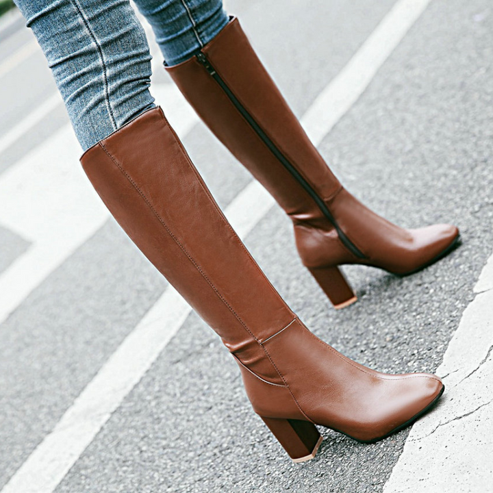 Beige elegante Damen Stiefeletten. Vielseitige Frauenstiefel mit Reißverschluss und Blockabsatz für stilvolle Auftritte.