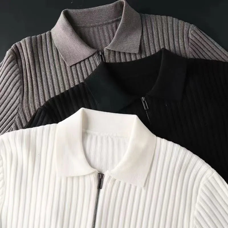 Detailansicht des Reißverschluss-Kragens am stilvollen Herren Polopullover. Hochwertige Verarbeitung & modernes Design.