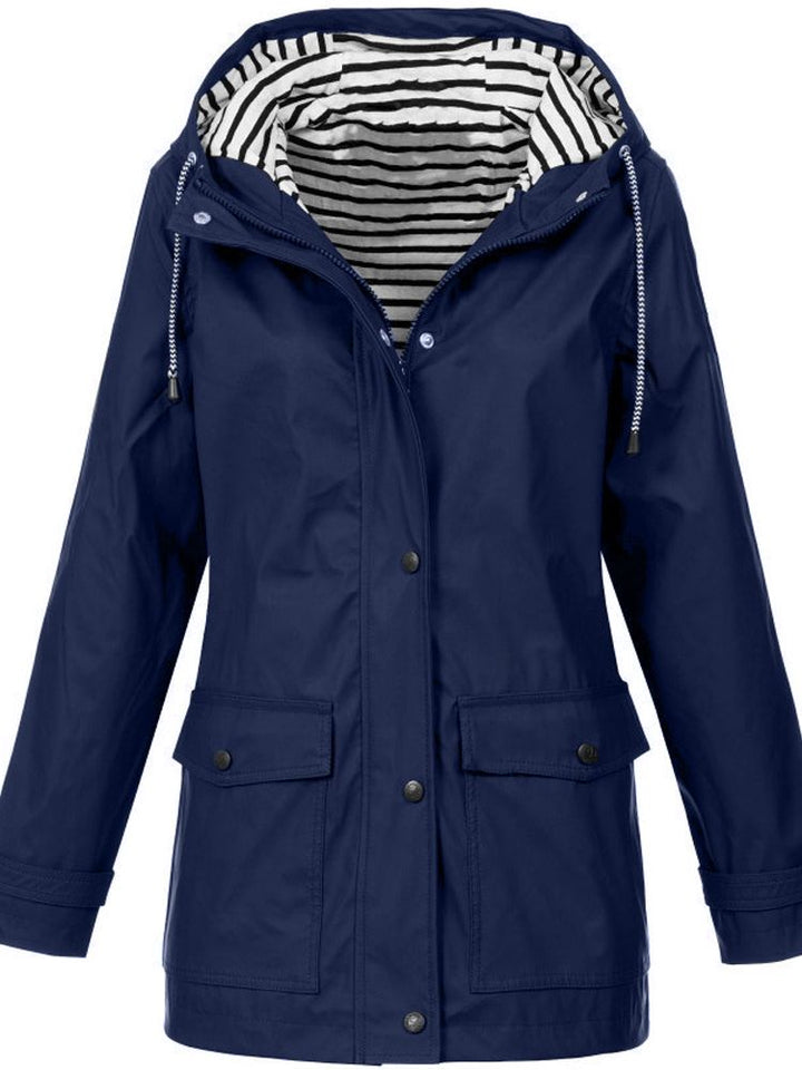 Modischer Damen Trenchcoat für den Herbst, wasserdicht & winddicht. Schützt stilvoll vor Nässe.
