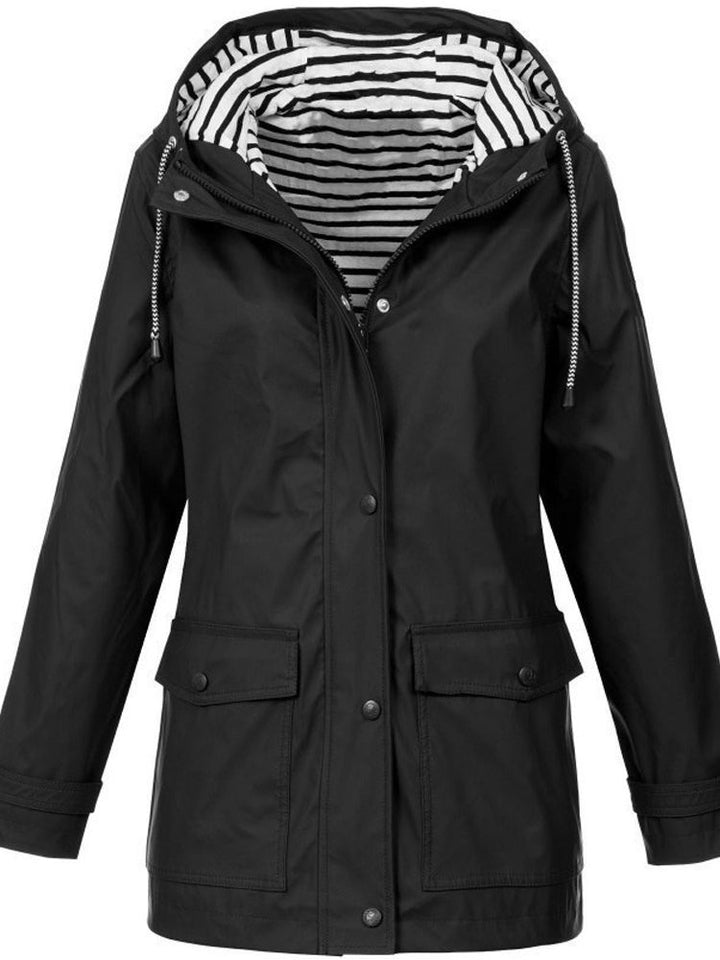Outdoor-tauglicher Damen Trenchcoat, winddicht & wasserdicht, stilvoll für Herbsttage.