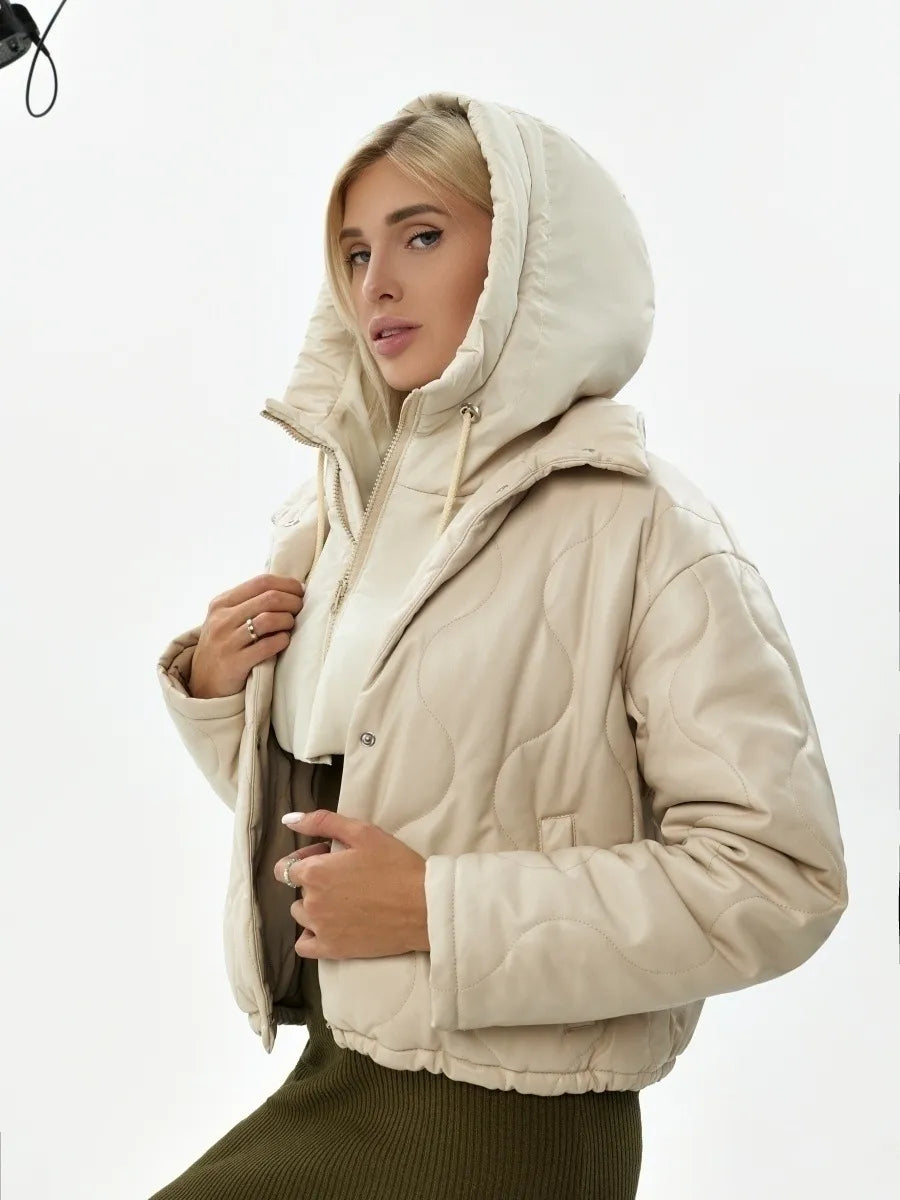 Trendiger Damen Kapuzen-Schal, vielseitig kombinierbar, ideal für gemütliche Winteroutfits.