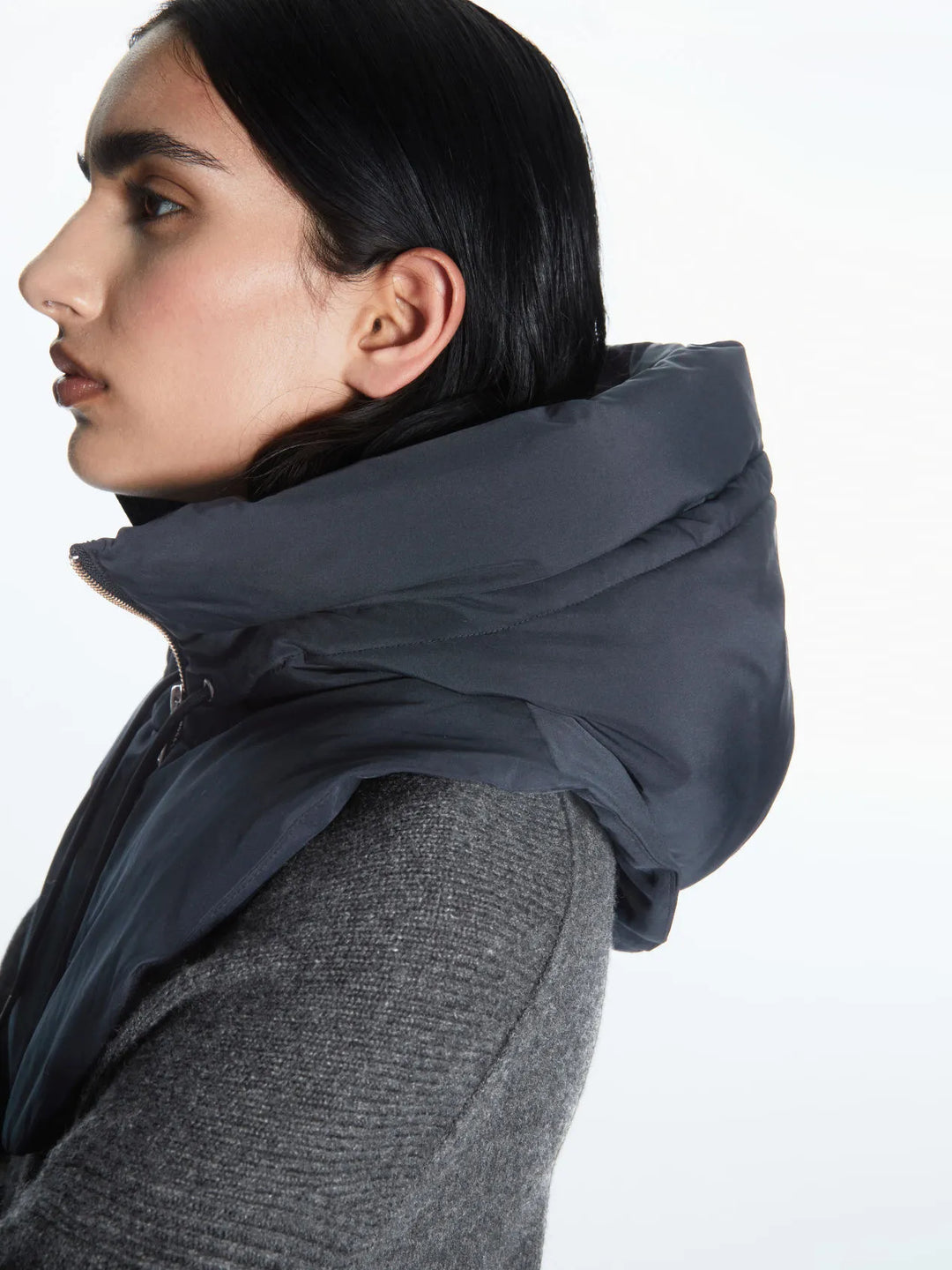 Femininer Kapuzen-Schal für Damen, perfekt als modisches Accessoire und Halswärmer im Winter.