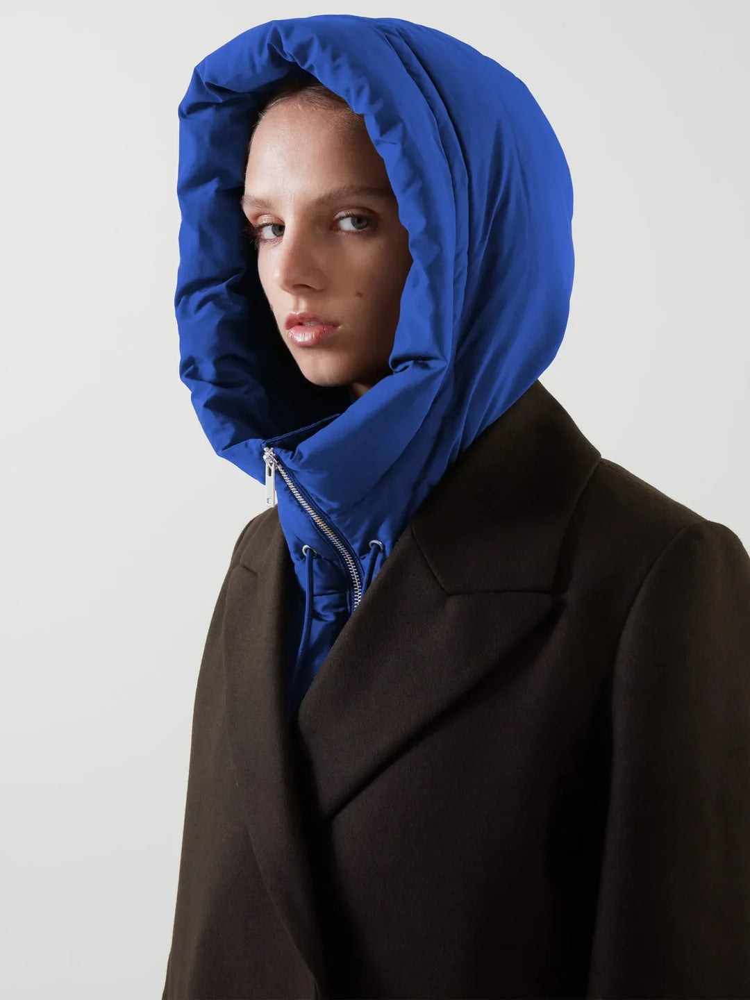 Kuschelig warmer Damen Kapuzen-Schal, ideal für den Winter. Modern, bequem & vielseitig.