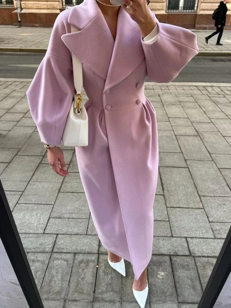 Eleganter langer Mantel für Damen, Business-chic und warm für kühle Herbst- & Wintertage.