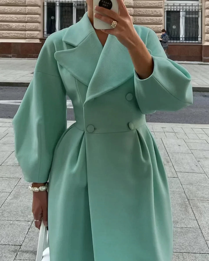 Klassischer Damen-Langmantel, zeitloses Design, optimal für elegante Herbstmode.