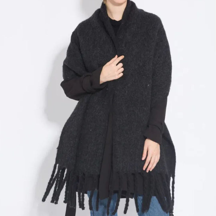 Warmer und eleganter Damen Schal, perfekt für Herbst- und Winteroutfits.