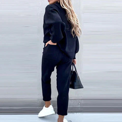 Die weiche Textur des Damen Heimanzugs betont den kuscheligen Komfort des zweiteiligen Loungewear Sets.