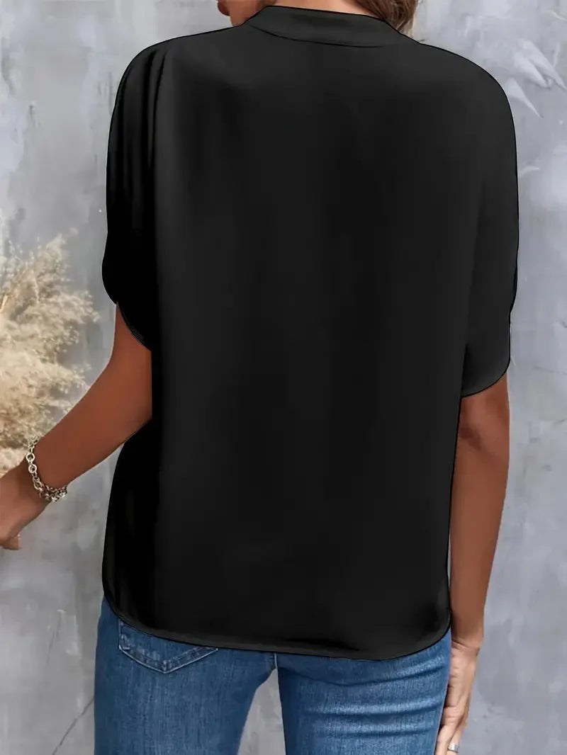 Elegante Damenbluse mit V-Ausschnitt & luftigen Flatterärmeln. Ideal für formelle Anlässe oder stilvolle Freizeit.