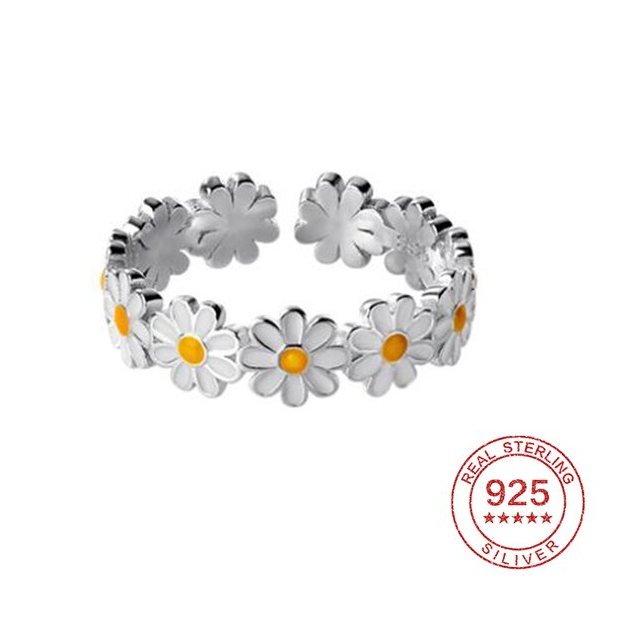 Feiner Gänseblümchen-Silberring für Damen, detaillierter Blumen-Schmuck, glänzend. Modisches Accessoire.