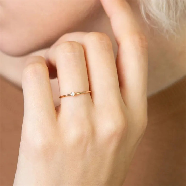 Minimalistischer Damenring mit Geburtsstein, personalisierbarer Schmuck, zeitloses Design, Geschenk für Frauen.
